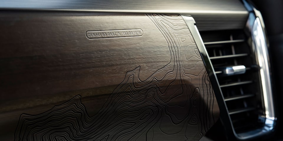 GMC Sierra 2025 con insertos de madera y acabados premium