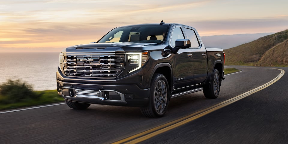 Asistente de mantenimiento de carril en GMC Sierra 2025, pickup de lujo