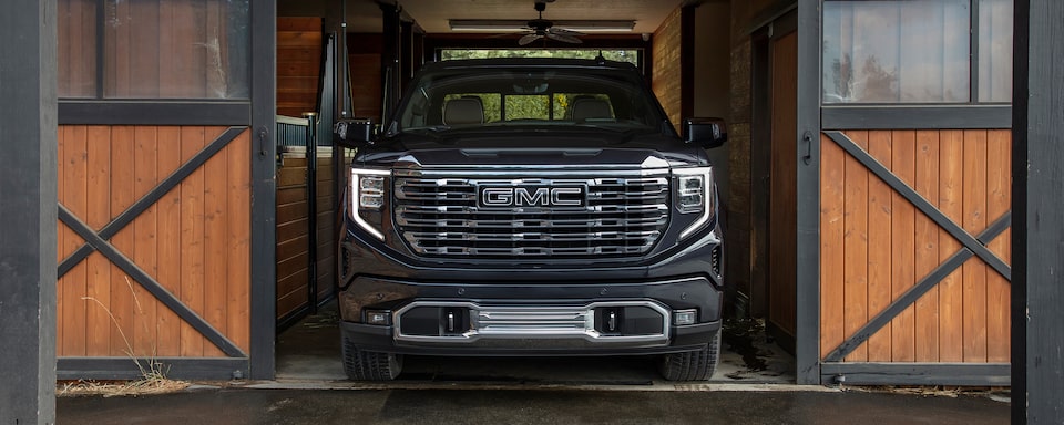 Pickup 4x4 de lujo, GMC Sierra 2025 con parrillas de diseño exclusivo y ventilas aeroactivas que regulan la entrada de aire en la parrilla