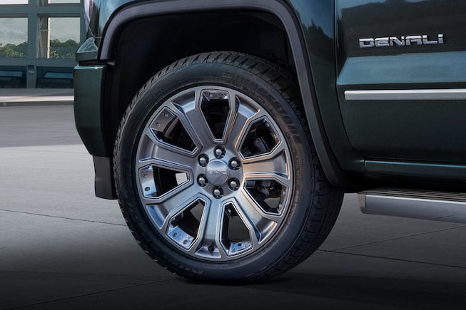 GMC Sierra 2018 camioneta pickup que porta unos rines de aluminio de 22 pulgadas