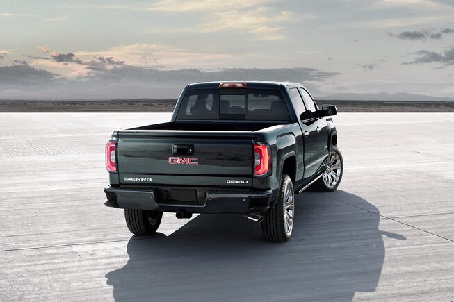 GMC Sierra 2018 cuenta con dos opciones de transmisión, una es automática de 6 velocidades y otra es automática de 8 velocidades