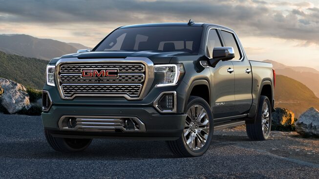 GMC Sierra 2022, pickup con rines de 20 pulgadas y defensa frontal cromada