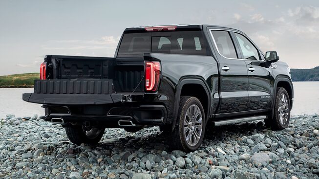 GMC Sierra 2022, pickup con encendido remoto y luz LED en área de carga