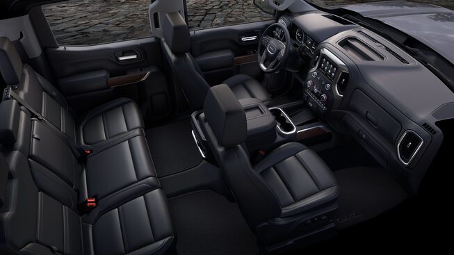 Interior con asientos y volante forrados en piel de camioneta pickup