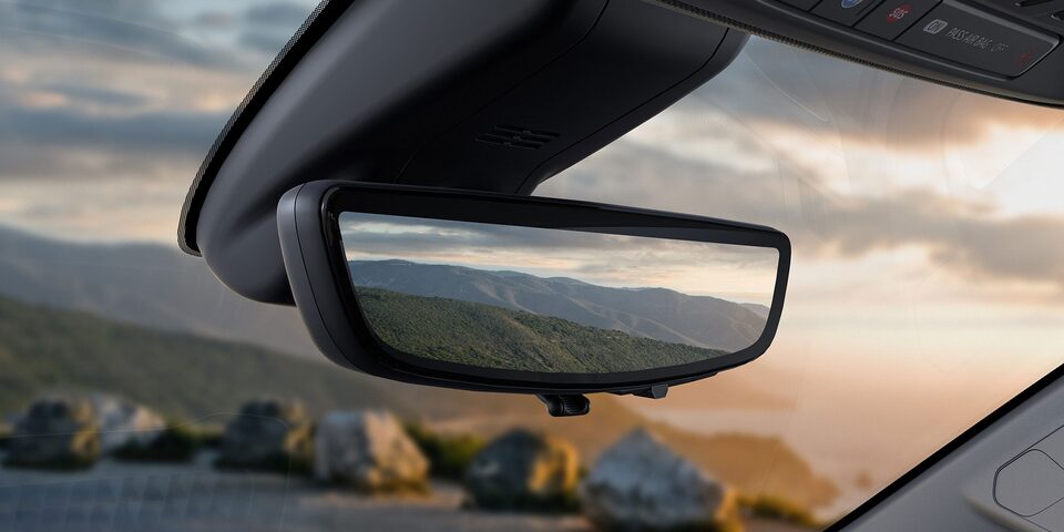 Full mirror display que proyecta una imagen HD en la cámara trasera en el retrovisor de Sierra 2022