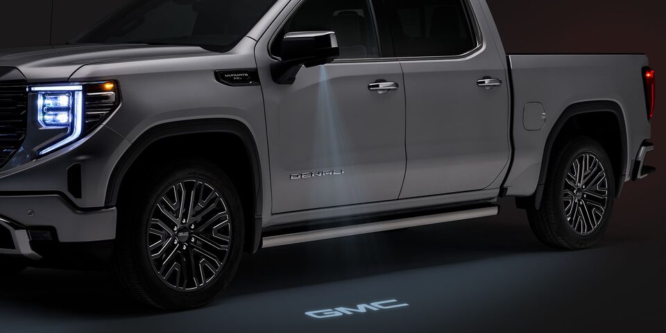 Complementa el look de tu GMC Sierra con proyección de logo en espejos laterales