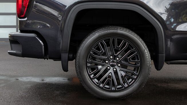 Pickup de lujo GMC Sierra con rines de aluminio