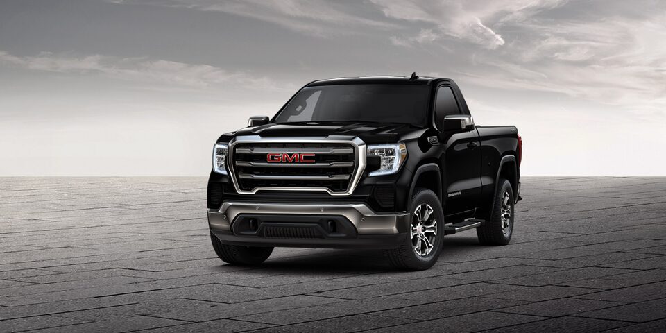 GMC Sierra Regular 2019 color negro con rines de 18 pulgadas en aluminio brillante y defensa cromada