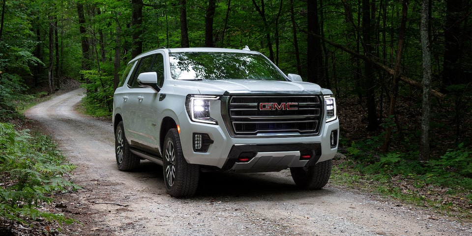 Poderosa SUV Yukon 2023 en color blanco ¡Prepárate para la aventura con los vehículos de la familia GMC México!