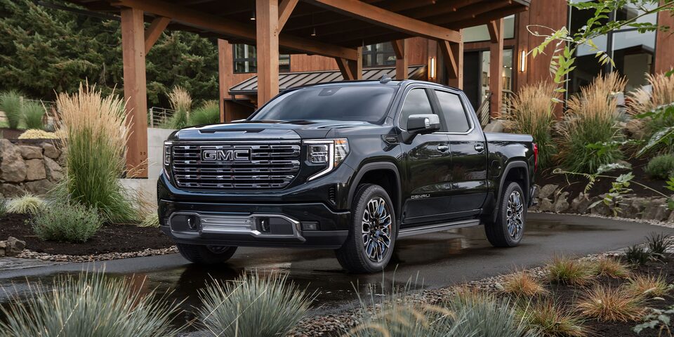 Domina cualquier camino con la pickup Sierra de la familia GMC México, integrada con una amplia caja de carga ¡Lista para la aventura!